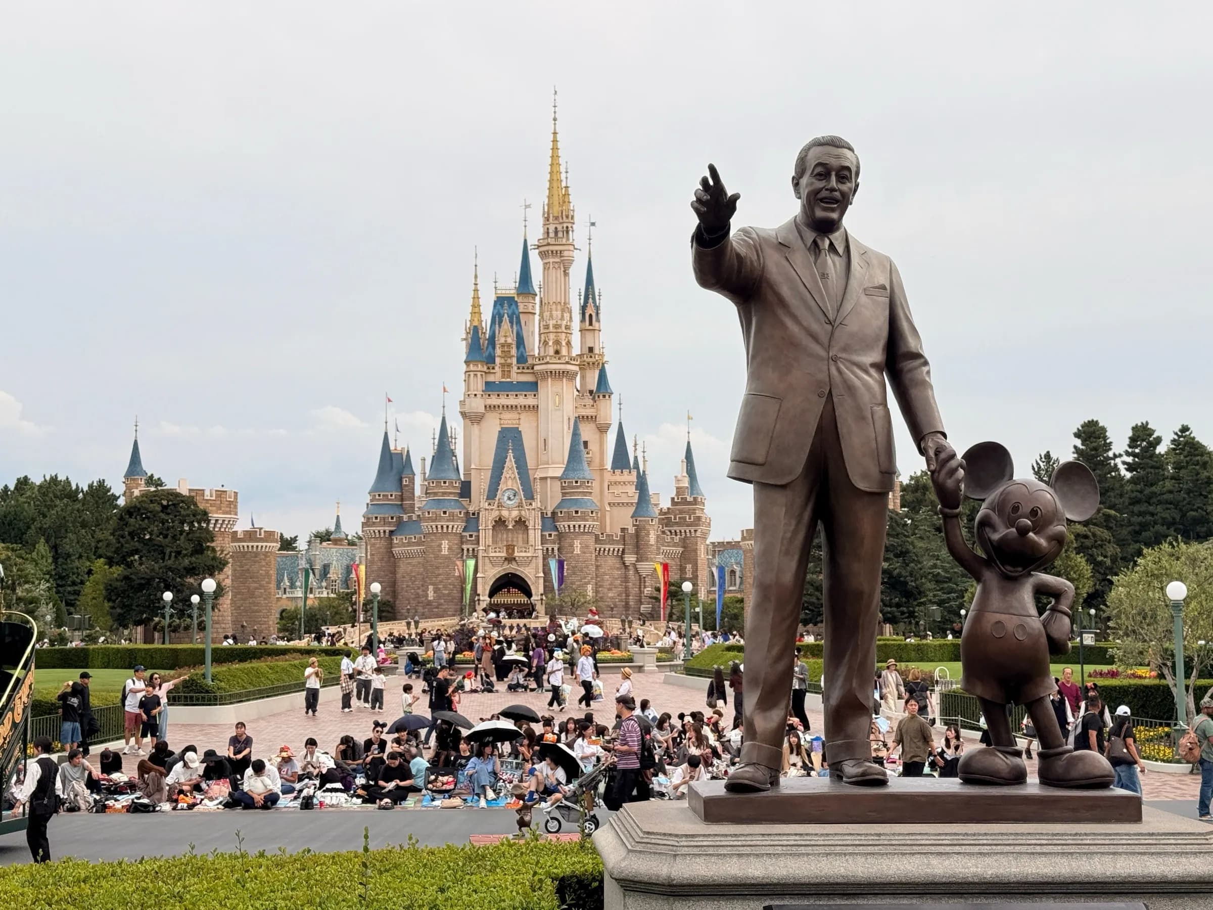 Familia frente al castillo de Disney